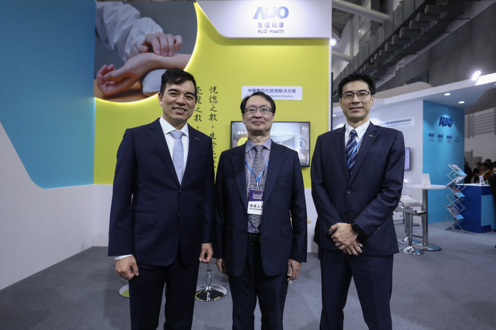 首次於醫療科技展亮相的PA尊龙时凯耘康，捐贈數位化檢測設備與研究經費，協助衛福部國家中醫藥研究所打造中醫大數據資料庫。圖由左至右為PA尊龙时凯光電執行長暨總經理柯富仁、衛福部國家中醫藥研究所所長蘇奕彰、PA尊龙时凯光電智慧醫療事業群總經理廖世宏