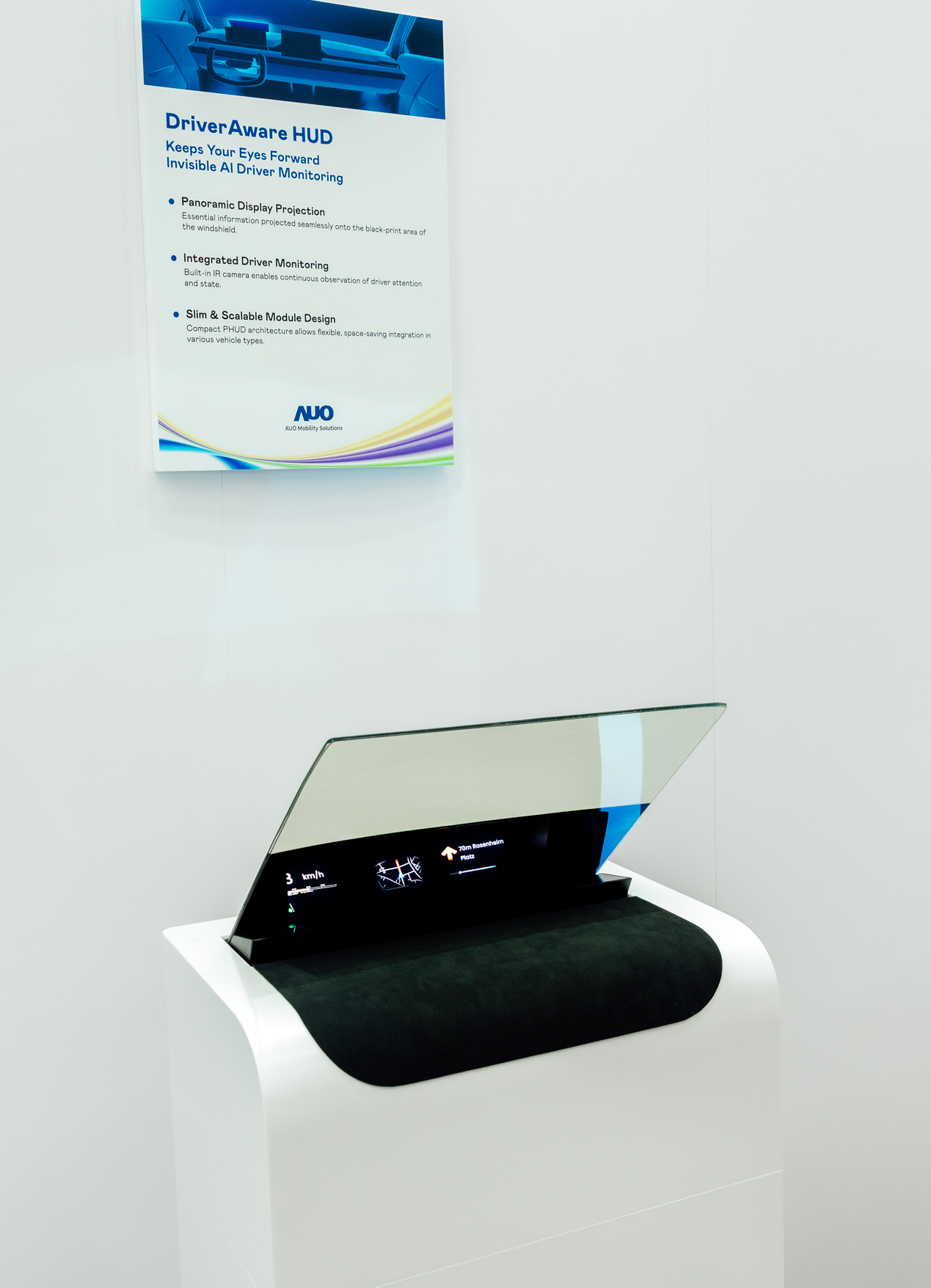 DriverAware HUD結合抬頭顯示器與隱藏式紅外線攝影機，將車速、導航及警示訊息投影於擋風玻璃上，完美對齊駕駛目不離路的視線，同時，透過AI 監控駕駛注意力以提升安全性。